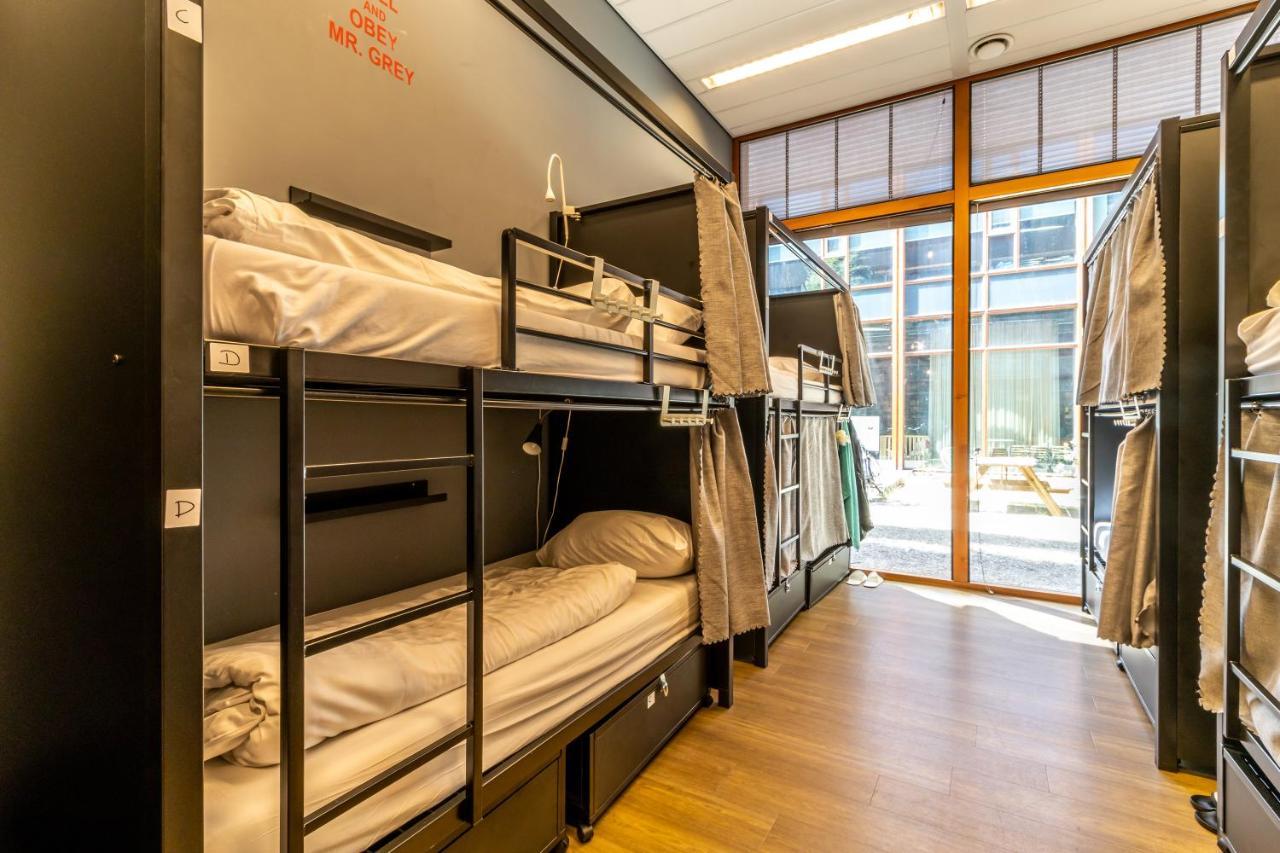 Hostelle - Female Only